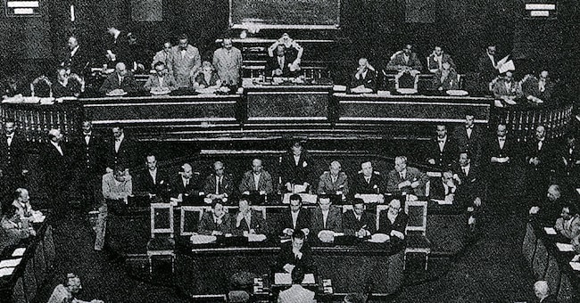 La seduta in cui Alcide De Gasperi annuncia la nascita della Banca del Mezzogiorno il 10 agosto 1950. Il tassello meridionale del miracolo italiano fu messo 60 anni fa, il 10 agosto, quando nacque la Cassa del Mezzogiorno. Da un'idea del meridionalista Pasquale Saraceno, la legge 646 del 1950 fu lo strumento dell'intervento straordinario voluto dal governo di Alcide De Gasperi per modernizzare un Sud rimasto pericolosamente indietro, su cui pesava una fortissima disoccupazione. (ANSA)