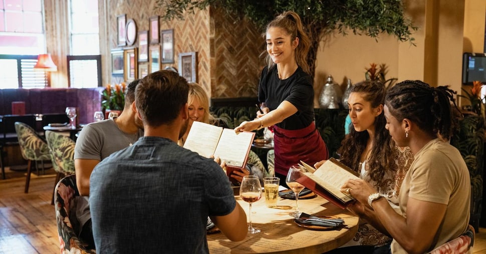 Giovani studenti al ristorante: importanti recensioni e menu online