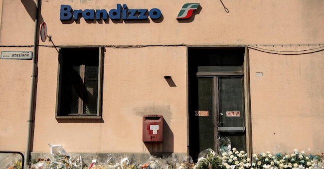 Mazzi di fiori e messaggi di cordoglio davanti alla stazione Stazione di  Brandizzo.
