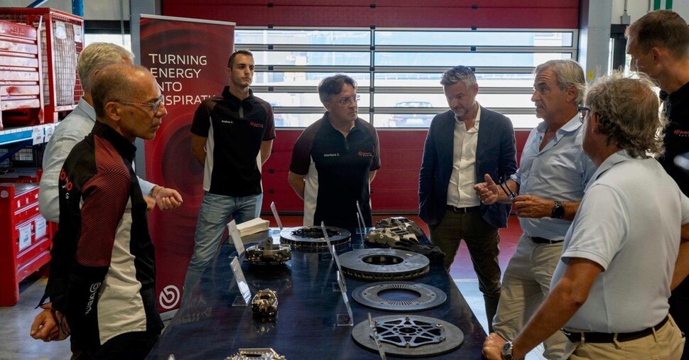 Brembo ospita Carlos Sainz Senior per scoprire i segreti e l’evoluzione degli impianti frenanti