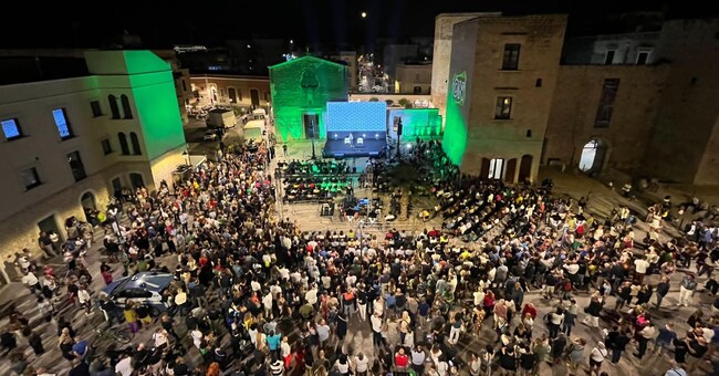 Un’immagine della piazza di Bisceglie durante l’edizione di Digithon del 2023