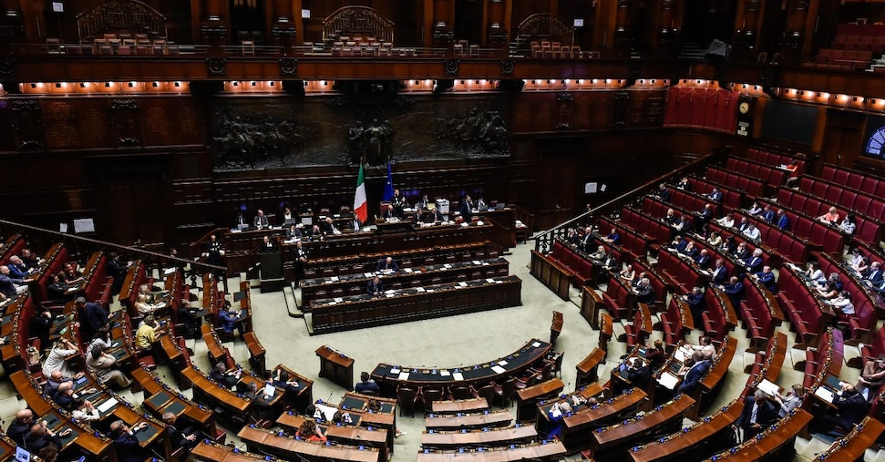 Richiesta di cittadinanza sospesa per reati gravi, la Lega per la linea dura. Sullo Ius scholae Forza Italia studia una proposta Richiesta di cittadinanza sospesa per reati gravi, la Lega per la linea dura. Sullo Ius scholae Forza Italia studia una proposta