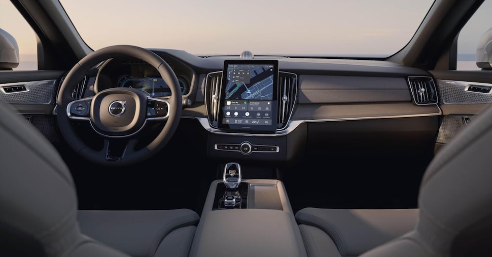 Volvo XC90, il grosso suv svedese si aggiorna fuori e dentro e offrendo ora solo motori ibridi a benzina.