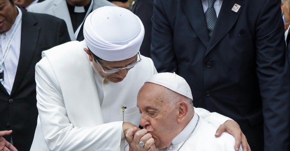 Il Papa in moschea a Giacarta: «Nessuno ceda a integralismo e violenza» Il Papa in moschea a Giacarta: «Nessuno ceda a integralismo e violenza»