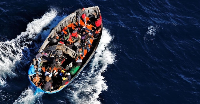 Un barcone con migranti fotografato da un elicottero della Guardia di Finanza a circa 7 miglia da Lampedusa. (Ansa)