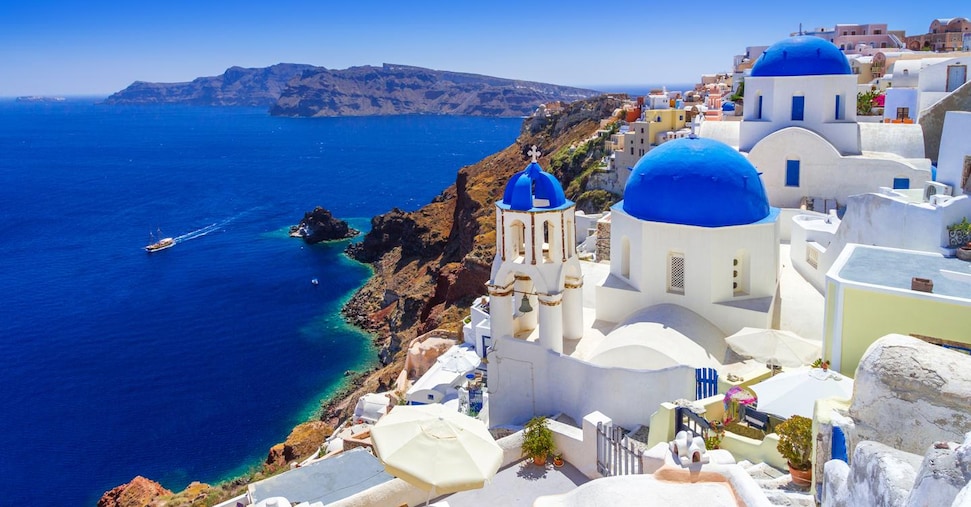 Overtourism, in Grecia scatta la tassa di 20 euro sui passeggeri delle crociere per Santorini e Mykonos
