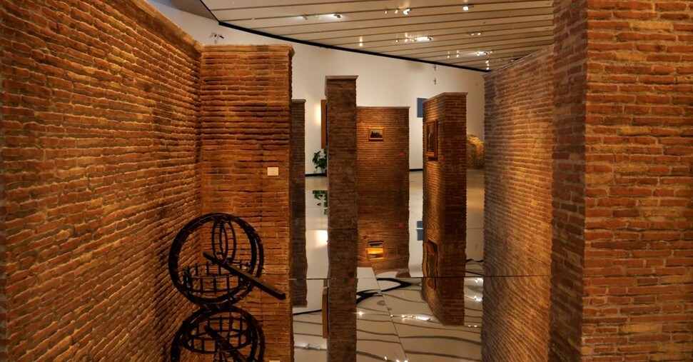 Passeggiate romane al Maxxi di Roma: uno spettacolare omaggio alla Città eterna di Dante Ferretti Passeggiate romane al Maxxi di Roma: uno spettacolare omaggio alla Città eterna di Dante Ferretti