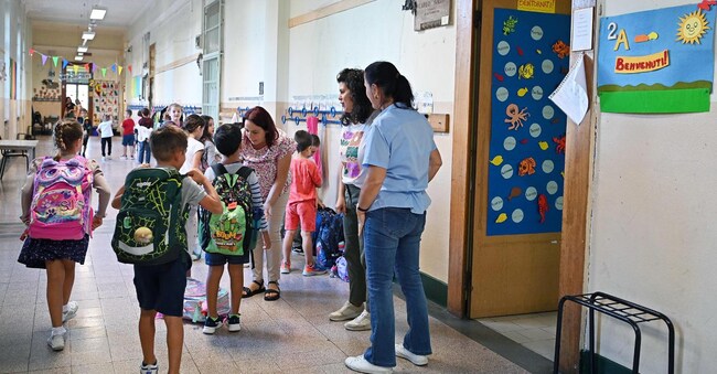 Students of the Margherita di Savoia school during the first day of school in Turin, Italy, 11 September 2024. ANSA/ALESSANDRO DI MARCO