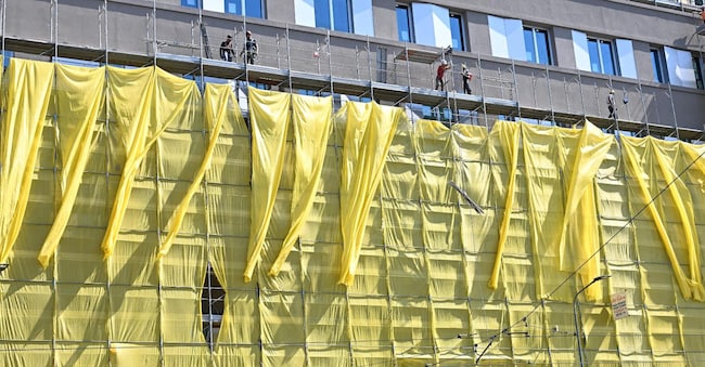 Operai edili al lavoro sulla facciata di uno stabile di Milano, 6 settembre 2023. ANSA/DANIEL DAL ZENNARO