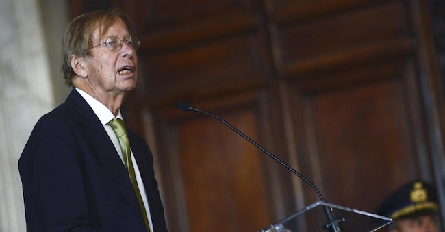 Balzan prize to US legal philosophe Ronald M. Dworkin during a ceremony at Quirinale Palace in Rome, Italy, on 14 November 2012. Il presidente della Repubblica Giorgio Napolitano premia David Charles Baulcombe con il premio Balzan, oggi 14 novembre 2012 a Roma all'interno del palazzo del Quirinale. ANSA/ GUIDO MONTANI