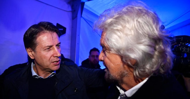 Il fondatore del M5S, Beppe Grillo, con il presidente del movimento Giuseppe Conte all'evento sull'intelligenza artificiale organizzato dal M5S a Roma, 18 novembre 2023. ANSA/RICCARDO ANTIMIANI