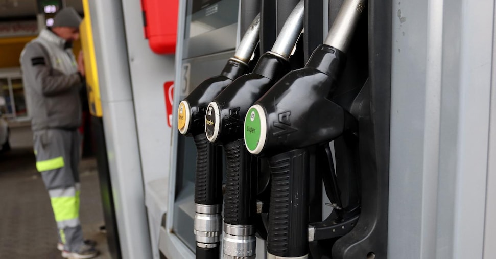 Benzina, prezzi al livello più basso da gennaio 2023