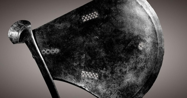 Ascia di prestigio Songye del XIX secolo venduta dalla galleria Dalton Somarè a circa 30.000 euro. Courtesy galleria Dalton-Somarè
