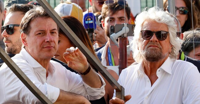 Il presidente del M5S Giuseppe Conte affiancato da Beppe Grillo durante una manifestazione organizzata dal Movimento 5 Stelle