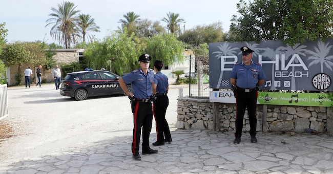 I carabinieri all'esterno del locale della litoranea di Molfetta (Bari) dove nella notte nel corso di una rissa, una ragazza di Bari è morta dopo essere stata raggiunta da un colpo di arma da fuoco e altri due ragazzi sono rimasti feriti a Molfetta, 22 settembre 2024.