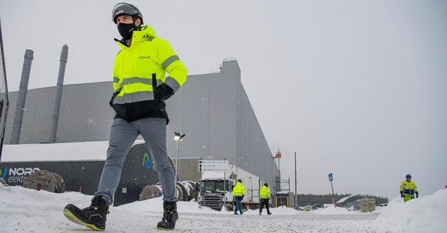 Operai nel sito della fabbrica Northvolt Ett a Skelleftea, nel nord della Svezia (Photo by Jonathan NACKSTRAND / AFP)