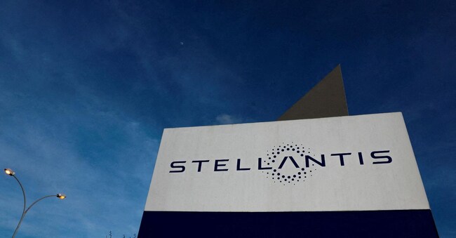 FILE PHOTO: The logo of Stellantis is seen on the company's building in Velizy-Villacoublay near Paris, France, March 19, 2024. REUTERS/Gonzalo Fuentes/File Photo