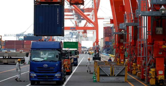 Un container viene scaricato da un camion all’Aomi International Container Terminal di Tokyo