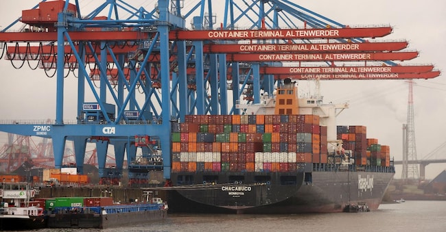 Una nave portacontainer al Terminal Altenwerder sul fiume Elba ad Amburgo, Germania