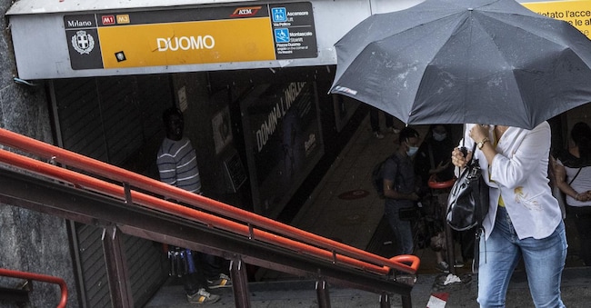 MALTEMPO A MILANO PIOGGIA OMBRELLI OMBRELLO DUOMO METRO METROPOLITANA STAZIONE FERMATA