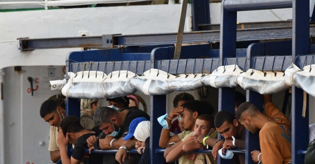 L'imbarcazione della ong "Humanity1" con a bordo 186 i migranti soccorsi al largo di Lampedusa, entra nel porto di Catania, 30 giugno 2024. //
ANSA/ ORIETTA SCARDINO
