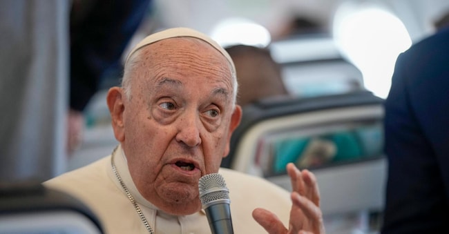 Pope Francesco parla con i giornalisti sul volo di ritorno a Roma dopo la visita in Belgio e Lussemburgo, 29 settembre  2024. (AP Photo/Andrew Medichini, Pool)