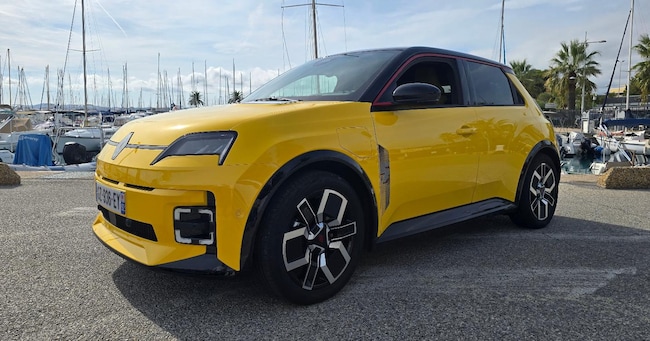 Renaul 5 E-tech electric, nel porto turistico di Saint-Laurent-du-Var, Francia. (Mario Cianflone)