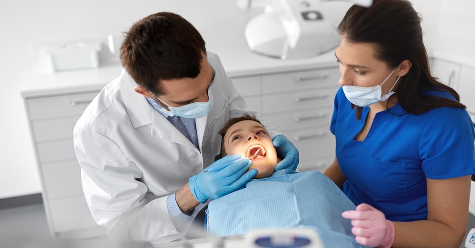 Allarme bimbi e carie: dal dentifricio giusto alla sigillatura, i consigli per i più piccoli