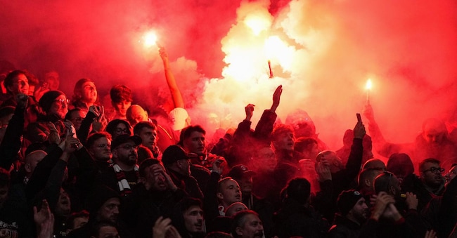 Tifosi del Milan nella partita di Champions League contro il Bayer, ottobre 2024 (foto Afp)