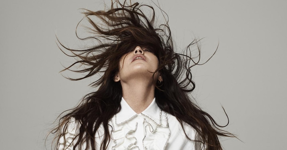 Tutto l’universo obbedisce all’amore: il nuovo album di Joan As Police Woman