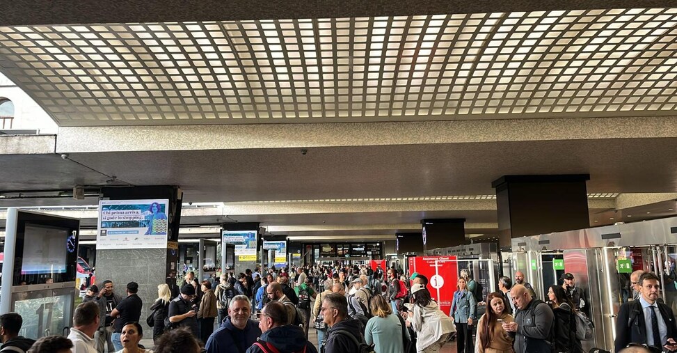 Guasto alla linea a Roma: decine di treni cancellati, tra Av, Intercity e regionali