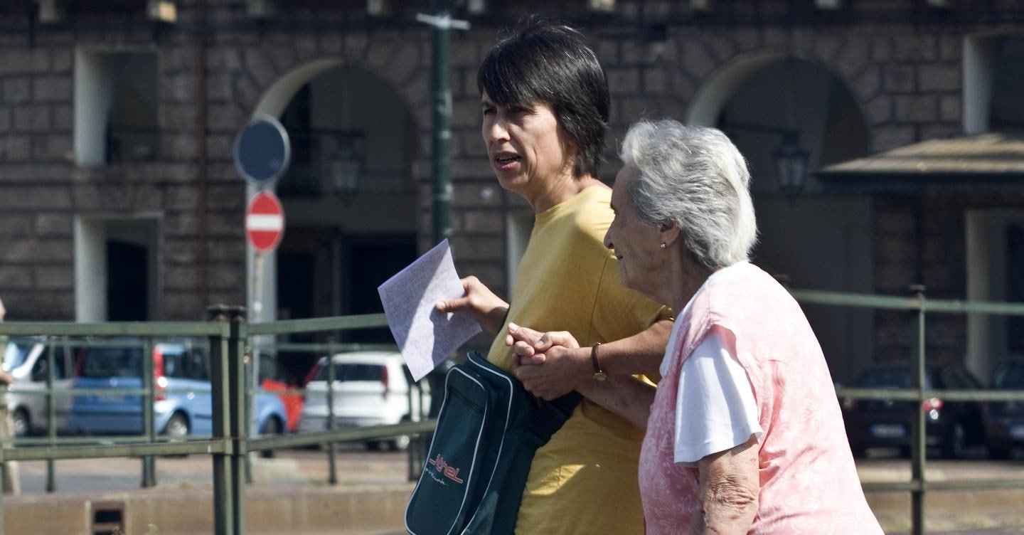 Colf e badanti: meno occupati regolari, crescono i costi e più donne lasciano il lavoro per assistere i familiari
