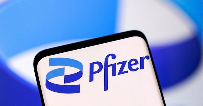 FILE PHOTO: Pfizer logo is seen in this illustration taken, May 1, 2022. REUTERS/Dado Ruvic/Illustration/File Photo