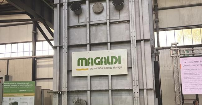  L’impianto. Riceve energia da fonti rinnovabili o dalla rete e la accumula utilizzando silicio, ovvero semplice sabbia