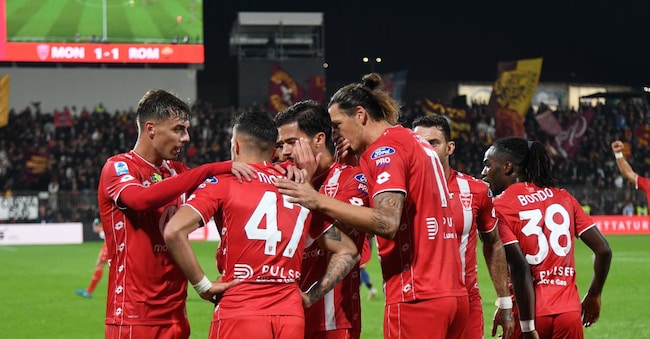I calciatori del Monza dopo il gol realizzato nel corso del match fra Monza e Roma nell’ultimo turno di campionato, sabato 6 ottobre