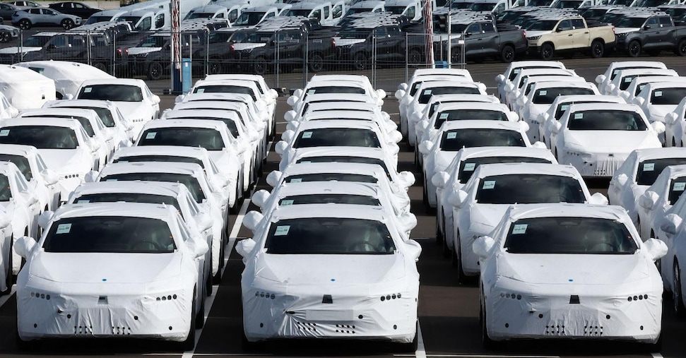 Emissioni CO2, Italia e altri sei Paesi Ue: «Revisione delle norme auto nel 2025»