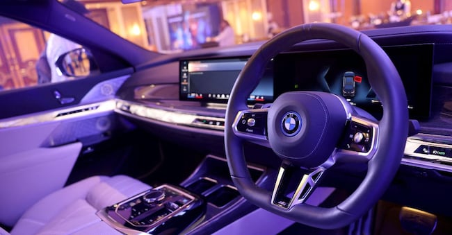 Gli interni di una BMW i7 elettrica. REUTERS/Francis Mascarenhas