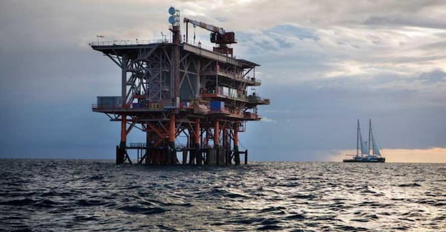 Il decreto Ambiente affievolisce il divieto di svolgere attività di ricerca, prospezione e coltivazione di idrocarburi nelle zone di mare che lambiscono il perimetro costiero (lo stop passa da 12 a 9 miglia marittime).