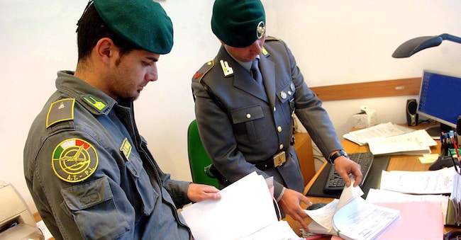 GUARDIA DI FINANZA CONTROLLO DOCUMENTI CONTABILI ISPEZIONE FISCALE GDF