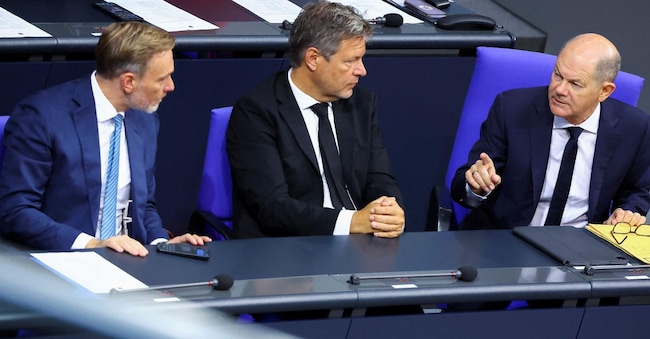Il cancelliere tedesco Olaf Scholz (primo da destra), il ministro dell’Economia, Robert Habeck, e il ministro delle Finanze, Christian Lindner (primo da sinistra)
