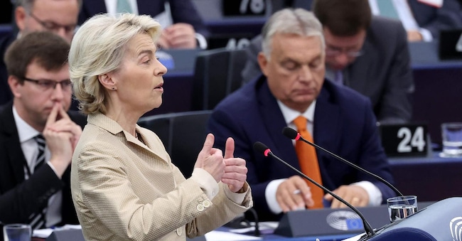 La presidente della Commissione europea Ursula von der Leyen durante il discorso mercoledì 9 ottobre alla plenaria dell’Europarlamento durante il quale ha attaccato in modo deciso il premier ungherese, Victor Orban. L’Ungheria ha la presidenza di turno del Consiglio europeo (Photo by FREDERICK FLORIN / AFP)
