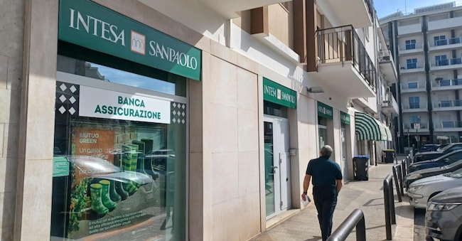 La filiale Intesa San Paolo dove lavorava l'uomo indagato per aver spiato i conti delle sorelle Meloni, Bitonto (Bari), 11 Ottobre 2024. ANSA /DONATO FASANO (GENERICHE - BANCA -CONTI CORRENTI)