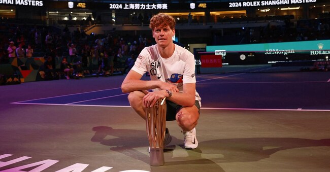 Jannik Sinner posa col trofeo. (REUTERS/Tingshu Wang)