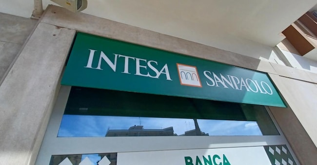 La filiale Intesa San Paolo di Bitonto, in provincia di Bari, dove lavorava l'uomo indagato per aver spiato i conti delle sorelle Meloni (Ansa)
