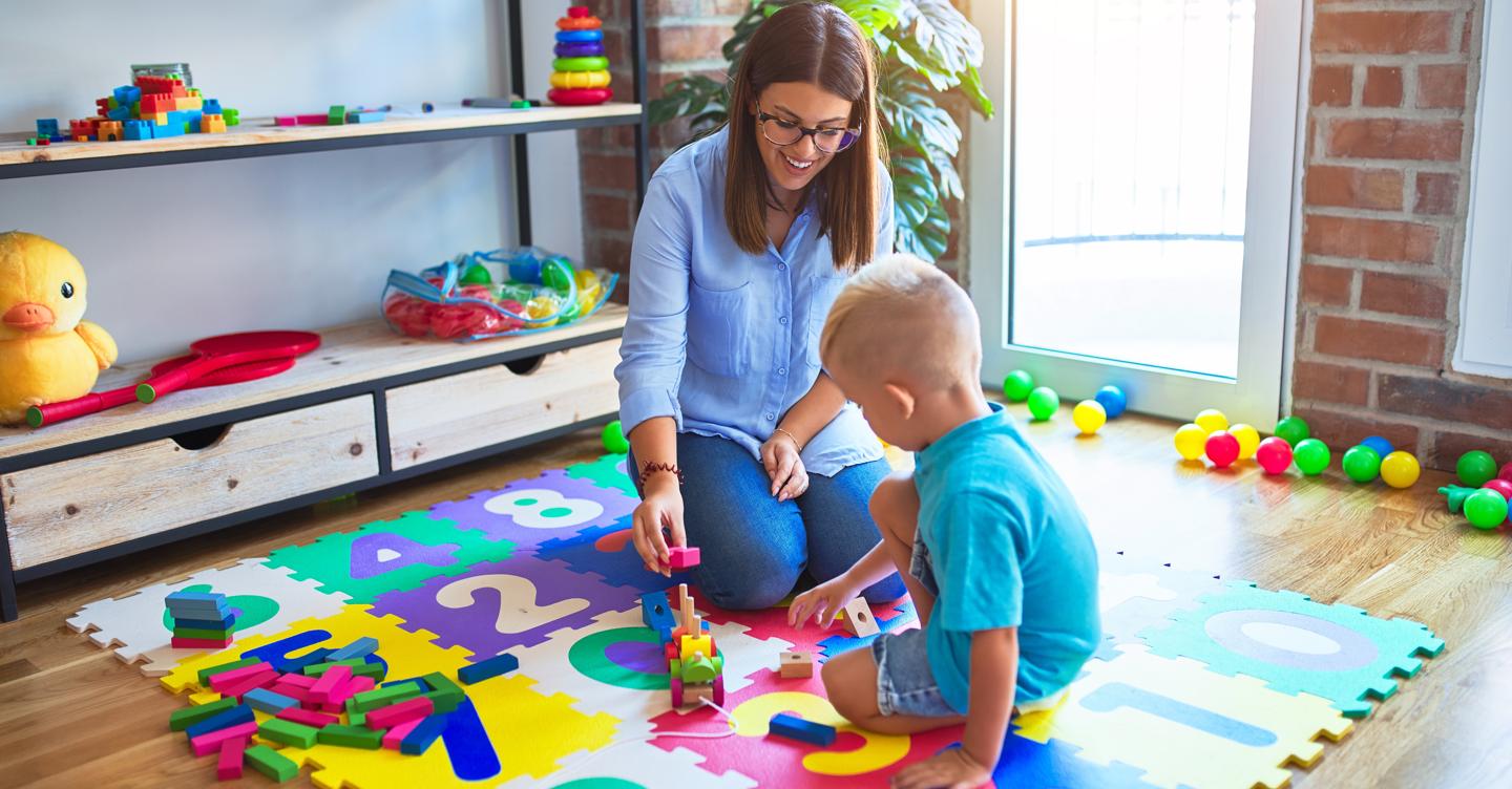 In Italia 61mila neomamme rinunciano al lavoro: le 5 proposte dei manager