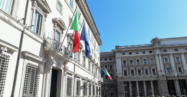 PALAZZO CHIGI DURANTE IL CDM BANDIERE ESPOSTE TRICOLORE
