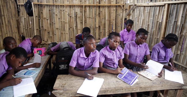 Studenti della scuola Bright Achievers, a Lagos, Nigeria. ( EPA/AKINTUNDE AKINLEYE) 