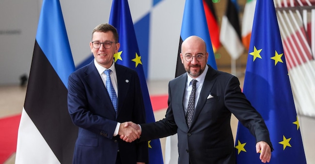Il Presidente del Consiglio europeo Charles Michel (destra) accoglie il primo ministro dell’Estonia Kristen Michal (sinistra) prima di un incontro a Bruxelles EPA/OLIVIER HOSLET