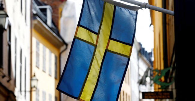 La bandiera svedese in Gamla Stan, il centro storico di Stoccolma. Northvolt ha sede nella capitale svedese. REUTERS/Ints Kalnins