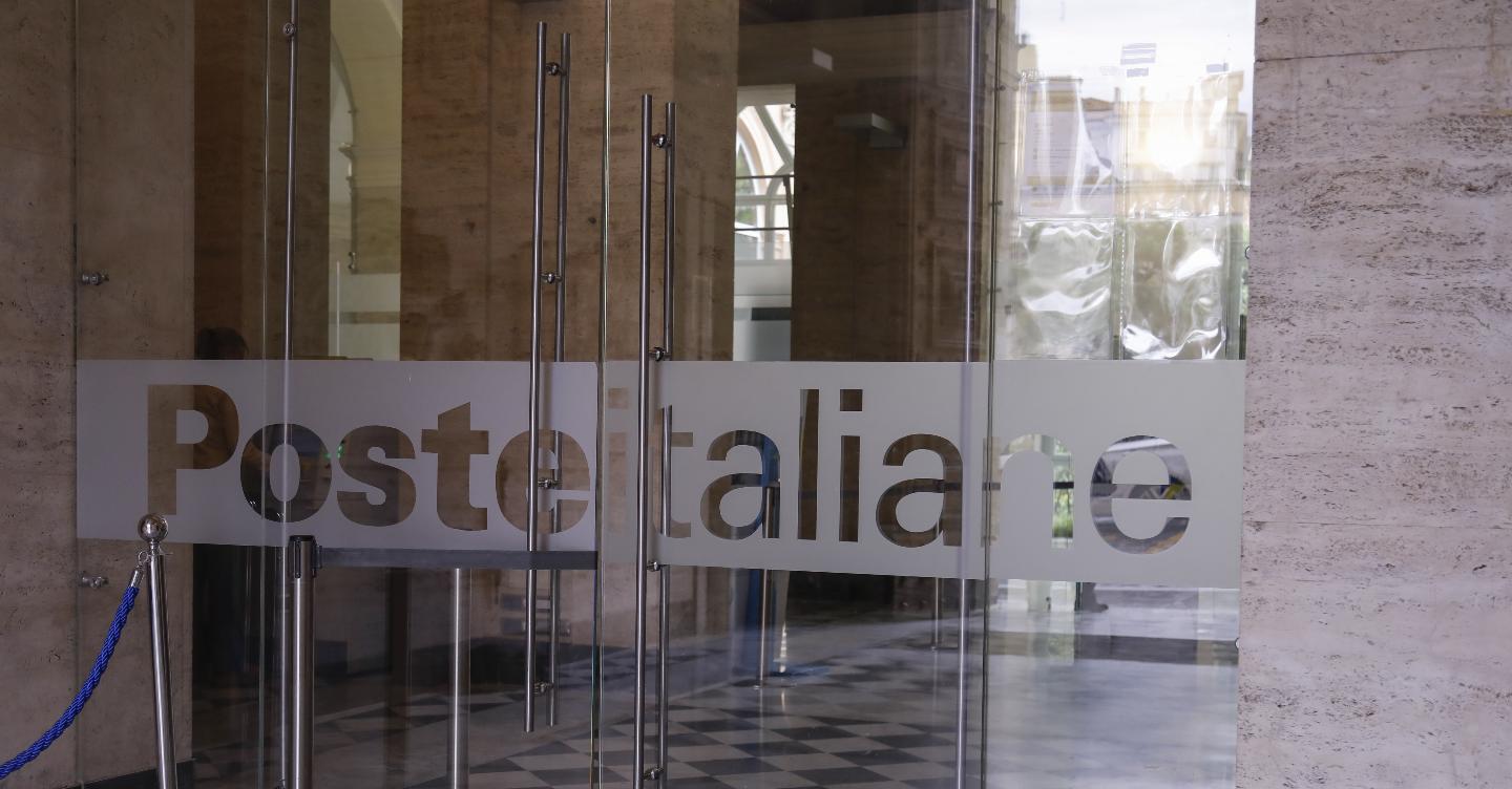 Poste corre in Borsa grazie al rinvio della vendita di una quota del Mef Il Sole 24 ORE